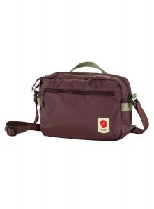 Saszetka Fjallraven High Coast Crossbody - blackberry. Czerwone nerki i saszetki Fjällräven, bez wzorów, z poliamidu. Za 339,00 zł.