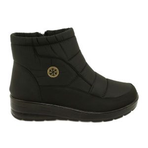 NEWS Lekkie Śniegowce Damskie Na Futerku 22SN26-5029 czarne. Czarne buty zimowe z materiału, bez obcasa, bez zapięcia. W wyprzedaży za 70,38 zł.