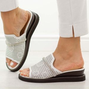 Białe skórzane klapki damskie na koturnie M.Daszyński 2267-14. Białe klapki M.Daszyński, bez wzorów, ze skóry, bez obcasa, na koturnie. Za 199,00 zł.