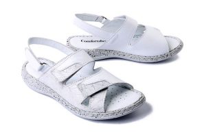 COMFORTABEL 910283-03 weiB, sandały damskie. Białe sandały Comfortabel, bez wzorów, bez obcasa, na płaskiej podeszwie, bez zapięcia. Za 227,92 zł.