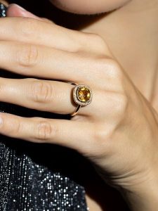 Maison héritage PARIS Złoty pierścionek "Antique Stone" z diamentami rozmiar: 54. Pomarańczowe pierścionki Maison héritage PARIS, z cytrynem, złote. Za 2 470,99 zł.