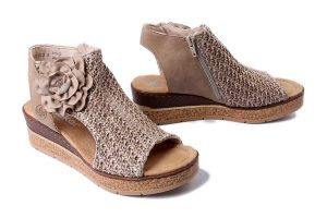 RIEKER 63791-60 beige, sandały damskie. Brązowe sandały Rieker, bez wzorów, bez obcasa, na koturnie, bez zapięcia. Za 359,90 zł.
