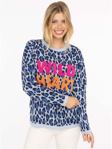 Zwillingsherz Sweter "Wild Heart" w kolorze niebieskim rozmiar: S/M. Niebieskie swetry oversize Zwillingsherz, m, bez wzorów, ze splotem, bez ramiączek. Za 303,78 zł.