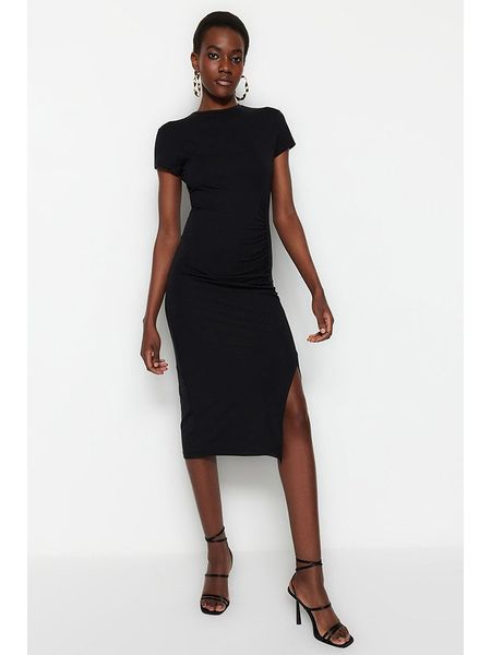 Trendyol Sukienka w kolorze czarnym rozmiar: L. Czarne sukienki Trendyol, l, bez wzorów, bez kołnierzyka, bez ramiączek, midi. Za 73,99 zł.
