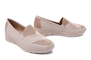 RIEKER 53785-60 beige, półbuty damskie. Brązowe półbuty Rieker, bez wzorów, bez obcasa, na koturnie, bez zapięcia. Za 299,90 zł.
