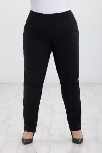 Czarne spodnie Nilda z prostą nogawką wysoki stan PLUS SIZE XXL. Czarne spodnie z wysokim stanem Nasi partnerzy, bez wzorów, z elastanu, z podwyższonym stanem, krótkie. Za 159,90 zł.