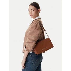 Torebka LOVE MOSCHINO. Brązowe torebki klasyczne LOVE MOSCHINO, bez wzorów, bez dodatków. Za 608,99 zł.