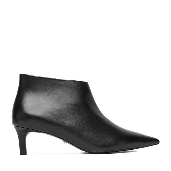 Botki GINO ROSSI. Czarne botki Gino Rossi, bez wzorów, bez obcasa, na szpilce, bez zapięcia. Za 319,99 zł.