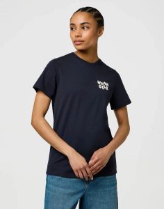 DAMSKA KOSZULKA WRANGLER SIGN OFF TEE DARK NAVY 112370764. Niebieskie bluzki Wrangler, xs, bez wzorów, bez kołnierzyka, bez ramiączek. Za 89,99 zł.