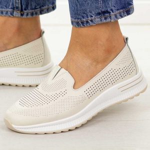 Beżowe ażurowe skórzane półbuty damskie Filippo Dp7611/26. Brązowe półbuty Filippo, na jesień, w ażurowe wzory, z jeansu, z okrągłym noskiem, bez obcasa, na płaskiej podeszwie, bez zapięcia. Za 199,00 zł.