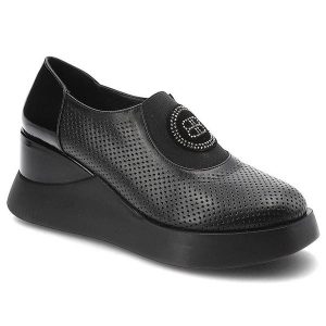 Czarne Półbuty Artiker Skórzane Buty Na Koturnie. Czarne czółenka ARTIKER, z aplikacjami, ze skóry, bez obcasa, na koturnie, bez zapięcia. Za 279,00 zł.