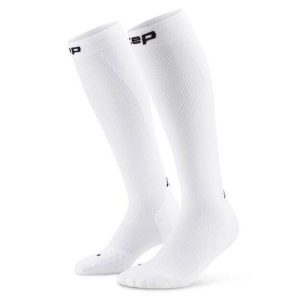 Damskie długie skarpety kompresyjne sportowe Core Run wysokie CEP. Białe skarpetki CEP, bez wzorów, z elastanu. Za 199,00 zł.