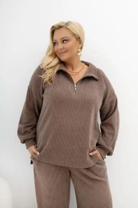 Oversizowa prążkowana bluza Good Day Ahead z kołnierzem i zamkiem w kolorze taupe/chłodna mokka Plus Size Oversize. Białe bluzy Moda Size Plus Iwanek, l, bez wzorów, z dzianiny, bez kaptura. Za 219,90 zł.