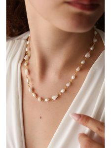 Pierres delicates Pozłacany naszyjnik z kamieniami księżycowymi - dł. 43 cm rozmiar: onesize. Żółte naszyjniki Pierres delicates, z kamieniem księżycowym, pozłacane. Za 65,99 zł.