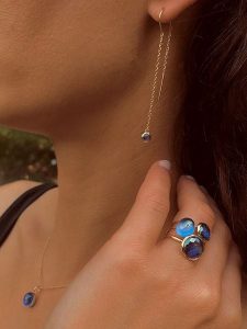 Les Petites Précieuses Pozłacane kolczyki z cyrkoniami rozmiar: onesize. Niebieskie kolczyki Les Petites Précieuses, z cyrkonią, pozłacane. Za 113,36 zł.