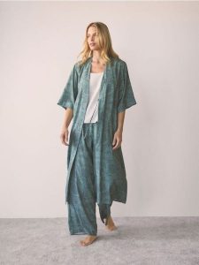 Wzorzysty szlafrok z wiskozy - jasny zielony. Zielone szlafroki Reserved, l, bez wzorów, z wiskozy, bez kaptura. Za 149,99 zł.