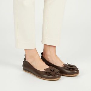 Baleriny damskie Armodo, cholewka ze skóry naturalnej z dekoracyjną aplikacją na przodzie elastyczna konstrukcja ułatwiająca zakładanie oraz płaska p. Brązowe balerinki Armodo, z aplikacjami, ze skóry, bez obcasa, na płaskiej podeszwie, bez zapięcia. Za 329,00 zł.