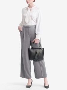 Lia Biassoni Skórzana torebka "Garlate" w kolorze czarnym - 28 x 21 x 10 cm rozmiar: onesize. Czarne torebki klasyczne Lia Biassoni, bez wzorów, z materiału, przez ramię, bez dodatków. Za 304,99 zł.