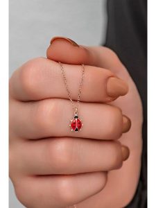 Heliophilia Pozłacany naszyjnik z zawieszką - dł. 42 cm rozmiar: onesize. Czerwone naszyjniki Heliophilia, pozłacane. Za 39,99 zł.