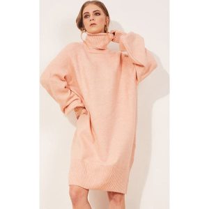 Sweter w kolorze jasnoróżowym. Swetry oversize marki Lafaba. W wyprzedaży za 149,95 zł.
