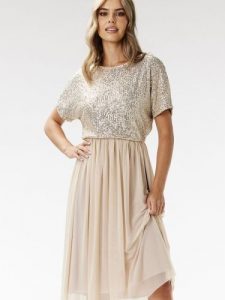 Sukienka Model A689 Beige - awama. Brązowe sukienki Awama, na karnawał, l, bez wzorów, z elastanu, eleganckie, bez kołnierzyka, bez ramiączek, midi. Za 356,58 zł.