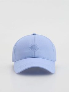 Czapka z daszkiem z haftem - jasnoniebieski. Niebieskie czapki Reserved, bez wzorów. Za 59,99 zł.