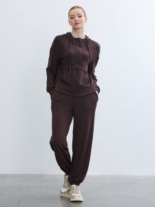 BGN Spodnie dresowe w kolorze brązowym rozmiar: 40. Brązowe spodnie dresowe BGN, bez wzorów, z dresówki. Za 108,99 zł.