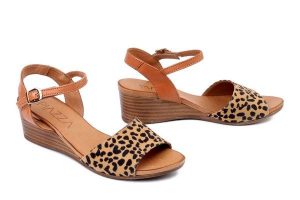 PIAZZA 910322-21 cognac, sandały damskie. Brązowe sandały Piazza, bez wzorów, z gumy, bez obcasa, na koturnie, bez zapięcia. Za 299,90 zł.