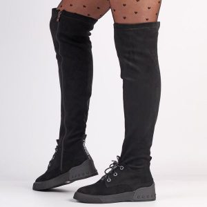 Czarne zamszowe kozaki damskie na traperze Suzana 480 Gruby Spód. Czarne kozaki Suzana, bez wzorów, z zamszu, bez obcasa, na obcasie, bez zapięcia. Za 299,00 zł.