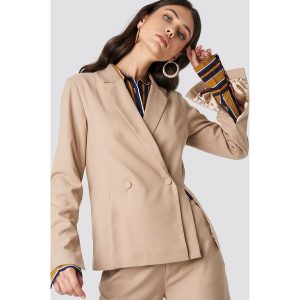 NA-KD Classic Dwurzędowa marynarka z rozcięciem - Beige. Marynarki i żakiety marki NA-KD Classic. W wyprzedaży za 101,47 zł.