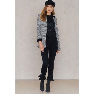 Trendyol Rurki z rozcięciami - Black. Czarne spodnie z wysokim stanem marki Trendyol, z denimu. W wyprzedaży za 64,48 zł.
