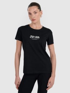 4F T-shirt regular z nadrukiem damski - czarny XS. Czarne t-shirty 4f, uniwersalny, bez wzorów, z bawełny, bez kołnierzyka, bez ramiączek. Za 59,99 zł.