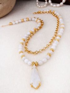 Pierres de Jade Pozłacany naszyjnik z elementami ozdobnymi - dł. 50 cm rozmiar: onesize. Białe naszyjniki Pierres de Jade, z kamieniem księżycowym, pozłacane. Za 141,85 zł.