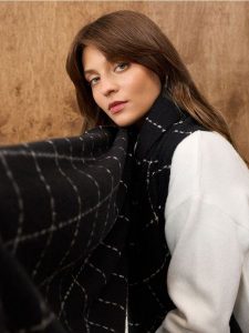 Szalik w kratę - czarny. Czarne szaliki Sinsay, bez wzorów. Za 29,99 zł.