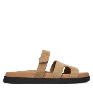 Klapki Steve Madden. Brązowe klapki Steve Madden, bez wzorów, bez obcasa. Za 429,99 zł.