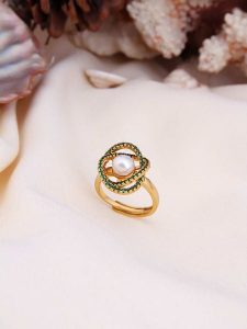 Pierres delicates Pozłacany pierścionek z perłą i cyrkoniami rozmiar: onesize. Białe pierścionki Pierres delicates, z cyrkonią, pozłacane. Za 43,99 zł.