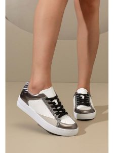 C'M Sneakersy w kolorze złoto-białym rozmiar: 40. Białe trampki C'M, bez wzorów, bez zapięcia. Za 117,99 zł.