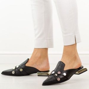 Czarne skórzane klapki damskie na obcasie mule DiA 3058. Czarne klapki DiA, bez wzorów, z jeansu, bez obcasa, na obcasie. W wyprzedaży za 333,52 zł.