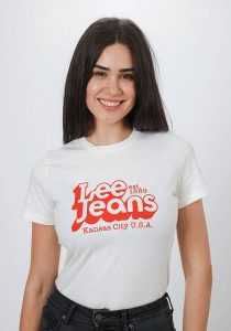 DAMSKI T-SHIRT LEE SLIM LOGO TEE WHITE CANVAS L44CEPRR 112109812. Białe t-shirty Lee, l, bez wzorów, bez kołnierzyka, bez ramiączek. Za 69,99 zł.