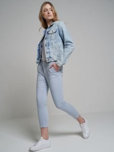 Spodnie damskie chinosy slim niebieskie Riana 400. Niebieskie chinosy Big Star, bez wzorów, z bawełny. W wyprzedaży za 119,99 zł.