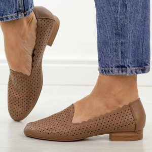 Brązowe skórzane półbuty damskie M.Daszyński Ol50-2. Brązowe półbuty M.Daszyński, na lato, w ażurowe wzory, ze skóry, z okrągłym noskiem, bez obcasa, na płaskiej podeszwie, bez zapięcia. W wyprzedaży za 197,10 zł.