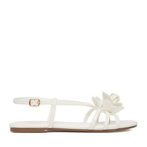 Sandały DeeZee. Białe sandały DeeZee, bez wzorów, bez obcasa, na płaskiej podeszwie, bez zapięcia. Za 119,99 zł.