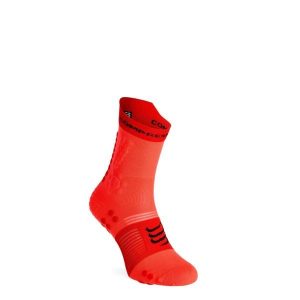 Skarpety biegowe Compressport Pro Racing Socks v4.0 Trail. Czerwone skarpetki Compressport, bez wzorów. Za 93,99 zł.