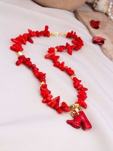 Pierres de Jade Pozłacany naszyjnik z elementami ozdobnymi - dł. 47 cm rozmiar: onesize. Czerwone naszyjniki Pierres de Jade, z koralem, pozłacane. Za 86,99 zł.