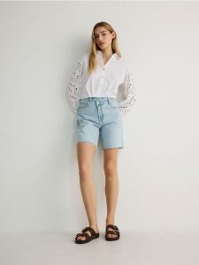 Koszula z ażurowymi rękawami - złamana biel. Koszule Reserved, l, w ażurowe wzory, z bawełny, bez kołnierzyka, bez ramiączek. W wyprzedaży za 39,99 zł.