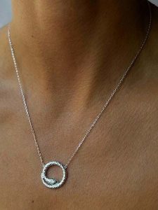 Les Petites Précieuses Srebrny naszyjnik z elementem ozdobnym - dł. 40 cm rozmiar: onesize. Szare naszyjniki Les Petites Précieuses, z cyrkonią, srebrne. Za 165,99 zł.