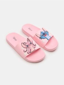 Klapki Stitch - różowy. Czerwone klapki Sinsay, bez wzorów, bez obcasa. Za 35,99 zł.