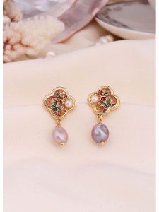 L'Atelier de Gaia Pozłacane kolczyki z perłami rozmiar: onesize. Różowe kolczyki L'Atelier de Gaia, z perłą, pozłacane. Za 60,99 zł.