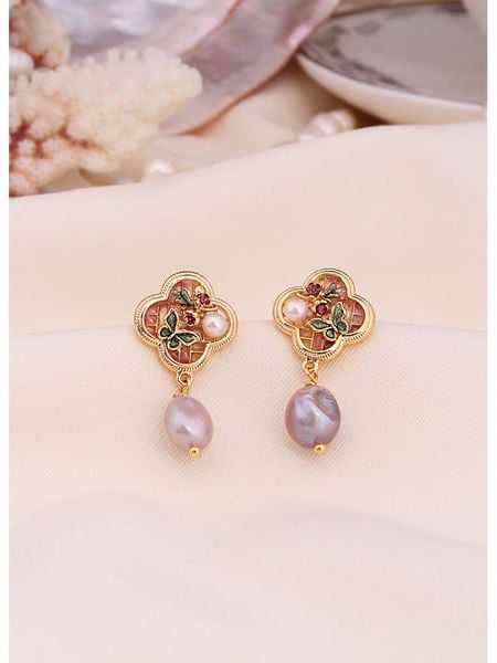 L'Atelier de Gaia Pozłacane kolczyki z perłami rozmiar: onesize. Różowe kolczyki L'Atelier de Gaia, z perłą, pozłacane. Za 130,81 zł.