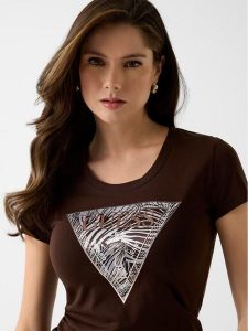 Guess T-Shirt 182454 Brązowy Classic Fit. Brązowe t-shirty Guess, xs, z aplikacjami, bez kołnierzyka, bez ramiączek. Za 194,99 zł.